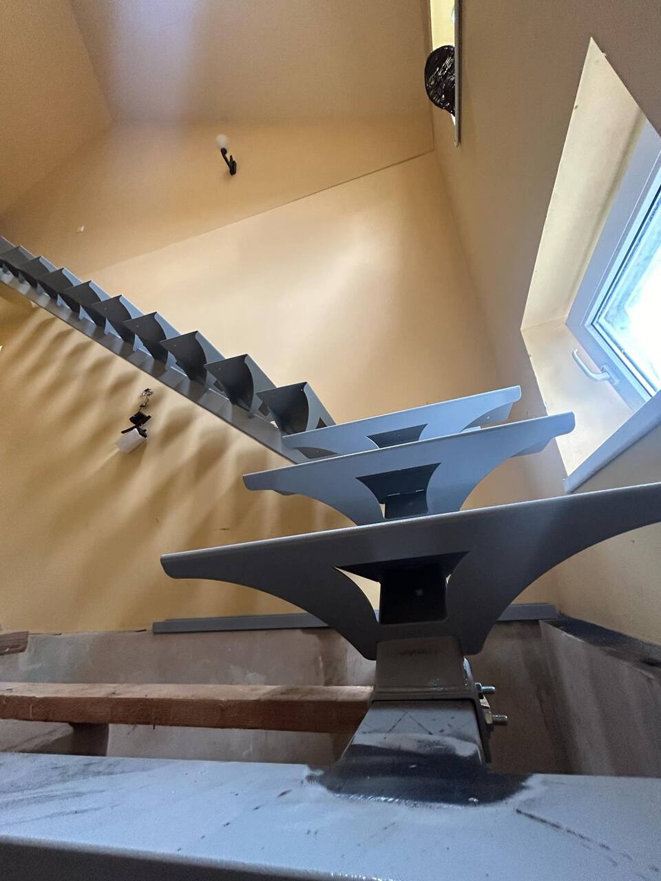 Detalj av innvendig trapp med sentral ryggradsvange i stål