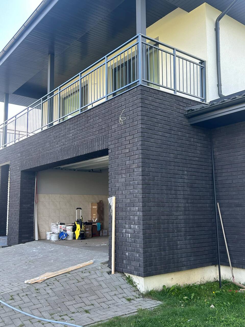 Balkongrekkverk i stål over garasjeinnkjørsel på moderne bolig