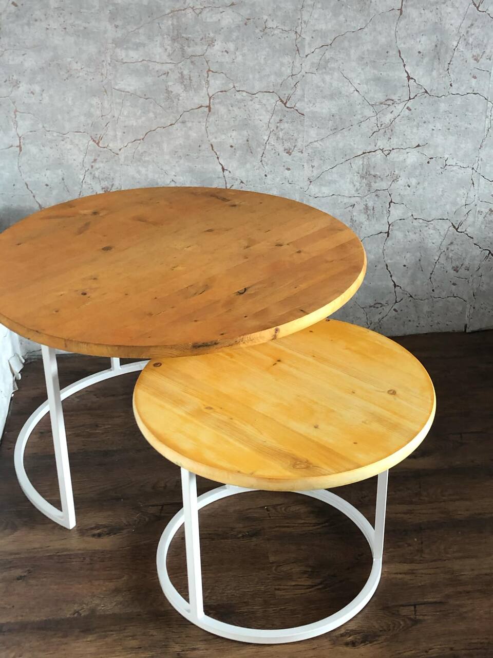 To runde sidebord med hvit metallramme og bordplate i tre