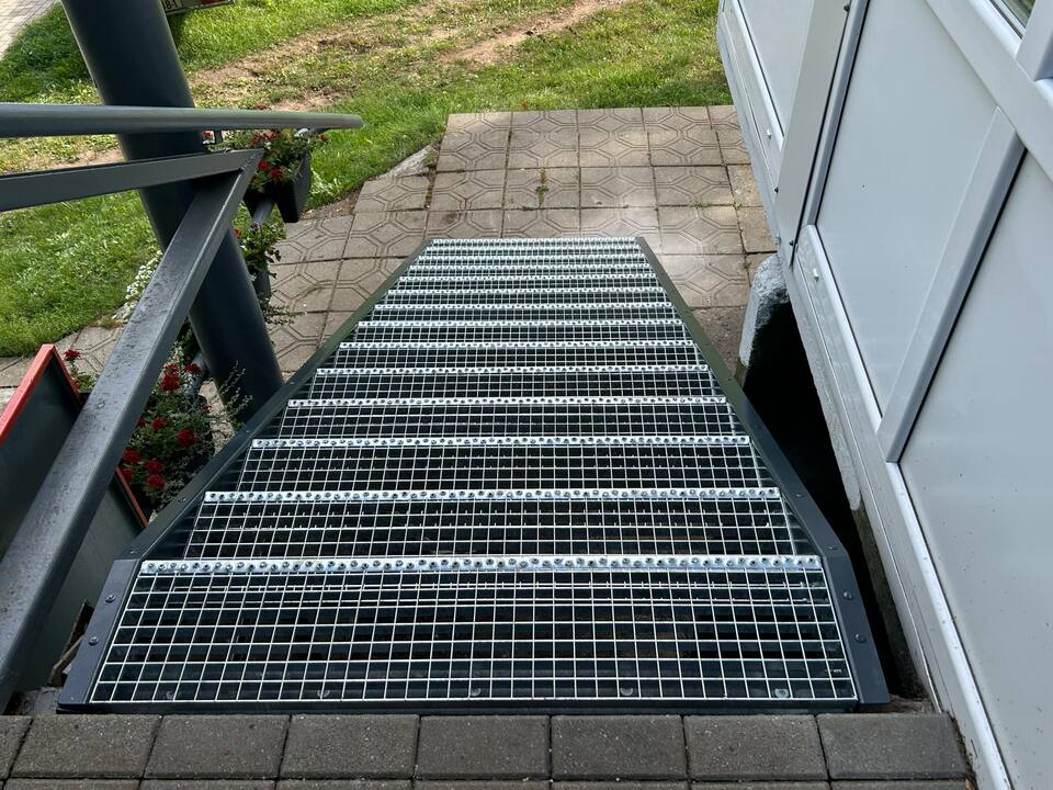 Nærbilde av galvanisert gitterrist i utvendig trappetrinn